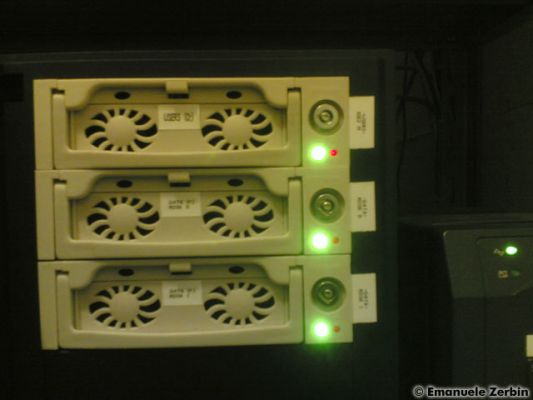 Clicca per immagine full size
 ============== 
Versione Beta 4
Particolare dei cassetti estraibili di blade1.faith.net.
