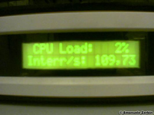 Clicca per immagine full size
 ============== 
Il Display di Blade3
Altra schermata del display: carico della CPU e interrupts al secondo.
