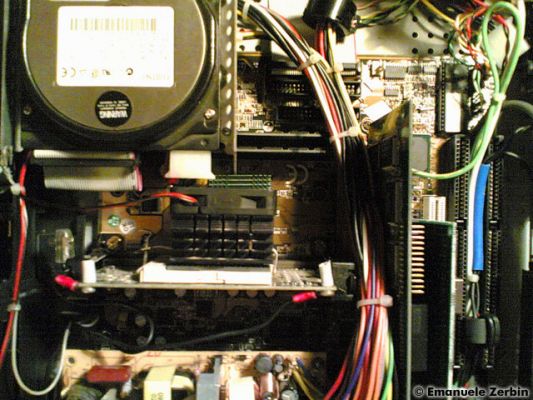 Clicca per immagine full size
 ============== 
Vista centrale della motherboard: in primo piano il processore ed il suo dissipatore con ventola.
